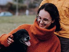 Femme avec un chien noir