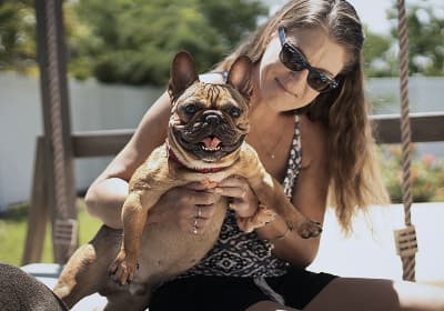 Femme avec un bulldog